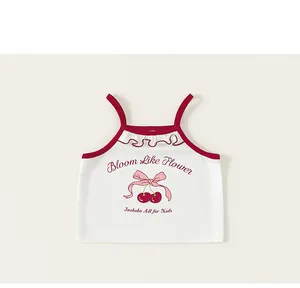 Détail du débardeur fille en coton avec motif cerise et col à volants rouges