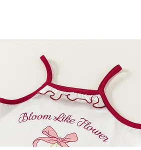 Détail du débardeur blanc pour fille avec volants rouges et imprimé Bloom Like Flower