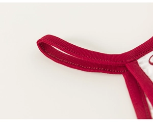 Gros plan sur le tissu en maille côtelée rouge avec bretelles élastiques du débardeur enfant