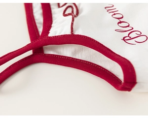 Détail du liseré rouge et de la broderie Bloom sur le débardeur blanc en coton pour fille