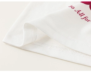 Détail du débardeur en coton blanc avec double couture et inscription rouge do All for