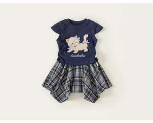 Dettaglio top blu navy per bambine con gonna a scacchi gialla e stampa gatto carino