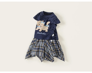 Dettaglio di t-shirt blu bimba con gatto cartoon e gonna a pieghe a quadri blu e gialli
