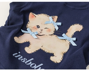 Dettaglio del top in maglia blu scuro con stampa gatto e fiocchi in seta 3D