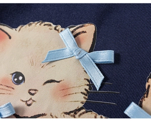 Dettaglio maglietta blu scuro bambina con stampa di gatto e fiocco in raso tridimensionale