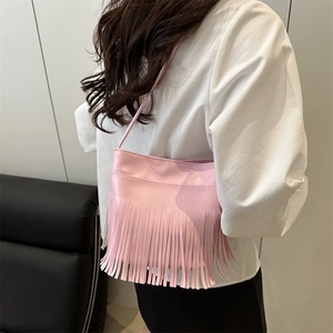 Rosafarbene PU-Leder-Schultertasche mit langen Fransen und minimalistischem Boho-Stil