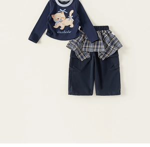 Dettaglio del completo due pezzi in cotone blu scuro con stampa gatto e gonna a quadri