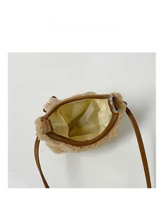 Vue de dessus du sac en peluche marron montrant l'espace de rangement et la doublure jaune