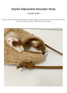 Détail du sac hobo en polaire camel avec bandoulière réglable et breloque lapin mignonne