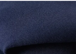 Dettaglio del tessuto in maglia blu scuro con texture a coste morbida e finitura