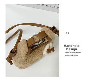 Détail du mini sac beige en polaire avec bandoulière en cuir brun et écusson animal