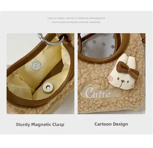 Détail du sac bandoulière en peluche avec fermoir magnétique et broderie lapin mignon