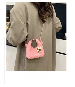 Dettaglio della borsa a tracolla in peluche rosa con accessorio a forma di coniglio carino