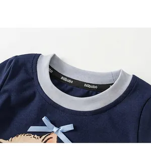 Dettaglio felpa per bambini blu navy con fiocco in seta e girocollo a coste a contrasto
