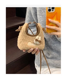 Mini borsa di peluche marrone chiaro con ciondolo a coniglio e ricamo a forma di cuore