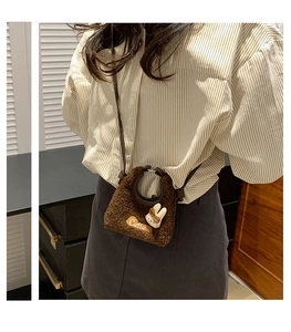 Détail du sac bandoulière en peluche marron café avec lapin et broderie Cutie
