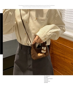 Détail d'un sac bandoulière marron en peluche avec décor lapin 3D et broderie Cutie