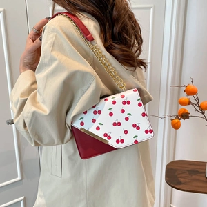 Elegante borsa a tracolla con stampa a ciliegie, catena d'oro e design patchwork