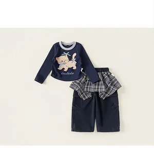 Dettaglio del top a maniche lunghe per bambine con stampa di gattini e pantaloni a quadri