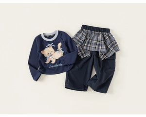 Dettaglio della felpa blu navy con stampa gatto e set pantaloni con gonna a quadri bimba