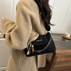 Sac bandoulière noir en daim avec chaîne fleurie argentée et perles en bois