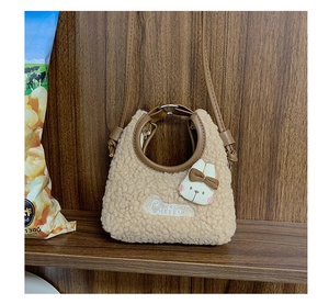 Dettaglio della mini borsa a tracolla beige in pile sherpa con coniglio e ricamo Cutie