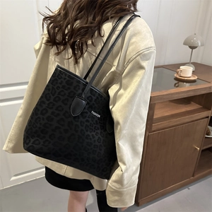 Retro leopard print tote bag with large capacity and soft velvet texture for women
