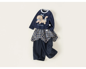 Dettaglio felpa blu navy in cotone per bambina con stampa gatto e camicia a quadri