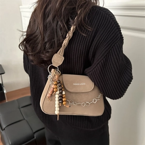 Sac hobo kaki rétro avec bandoulière tressée et chaîne métallique florale