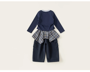 Dettaglio del set per bambini blu scuro a maniche lunghe con accenti a quadri retrò