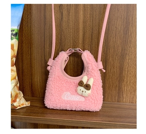 Dettaglio della mini borsa a tracolla in Sherpa rosa con accessorio coniglio e ricamo Cillie