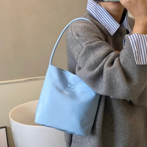 Sac fourre-tout bleu clair minimaliste avec lettrage Hope and Future porté à l'épaule