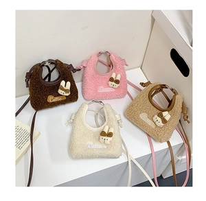 Détail des sacs à bandoulière lapin en peluche en quatre couleurs avec broderie Cutie