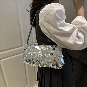 Sac bandoulière argenté à paillettes pour femme avec reflet métallique et bandoulière chaîne