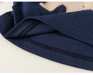 Dettaglio dell'orlo in maglia a coste blu scuro con cuciture a doppio ago pulite