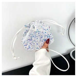 Vue détaillée du mini sac bourse à paillettes irisées avec fermeture à cordon blanc