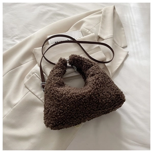 Détail du sac à main en fausse fourrure marron avec bandoulière réglable en cuir