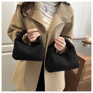 Détail du sac à main noir en peluche montrant la texture douce et les anneaux en D