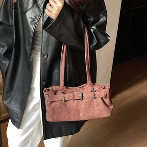 Sac à épaule en daim marron avec boucle argentée et fines bandoulières pour femme