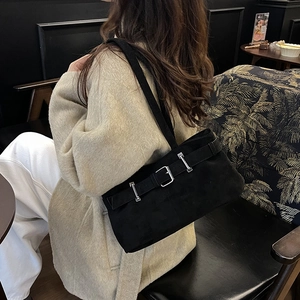 Sac sous le bras vintage en daim noir avec boucles argentées et lanières en cuir
