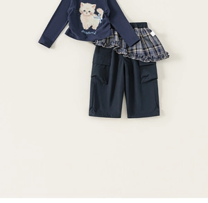 Dettaglio del set per bambina blu navy con stampa di gatto e pantaloni ampi a quadretti