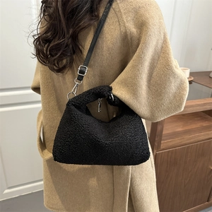 Sac à main noir en fausse fourrure avec bandoulière en cuir réglable pour porté croisé