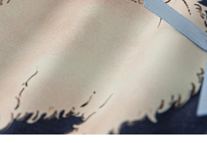 Dettaglio del tessuto a quadri blu scuro con stampa beige e nastro in raso azzurro