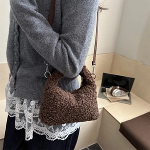 Petit sac fourre-tout en fausse fourrure marron avec bandoulière pour femme en automne