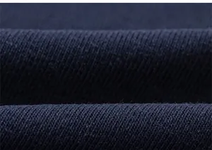 Macro della trama del tessuto a maglia blu scuro con fibre morbide e tessitura densa