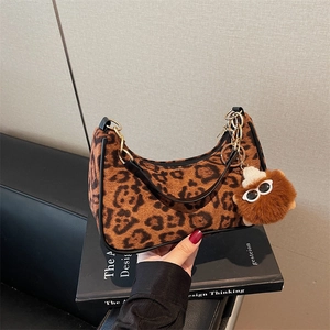 Sac Sous le Bras Croissant en Flanelle Imprimé Léopard pour Femmes Sac à Épaule Vintage Avec Pendentif Monstre en Peluche Sac à Main Mode