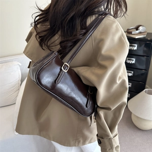 Schicke dunkelbraune Vintage-Unterarmtasche aus glänzendem Leder für Damenmode