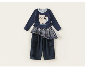 Dettaglio completo bambina con maglia blu navy stampa gatto e pantaloni cargo a quadri