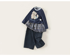 Dettaglio completo completo blu scuro da bambina con stampa di gatto e balza a quadri