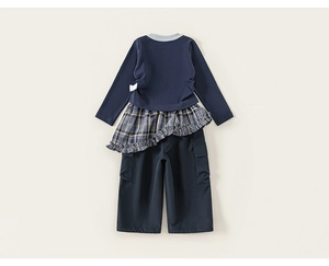Dettaglio completo del set due pezzi blu scuro per bambini con orlo a quadri